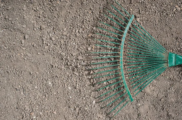 Bahçıvanlık. Tırmıkla toprak arkaplan.