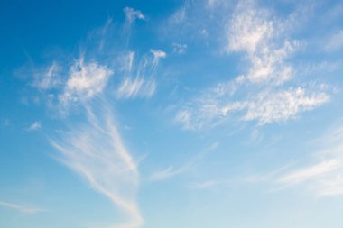 Bulutlarla dolu dramatik gökyüzü. Soyut arka plan