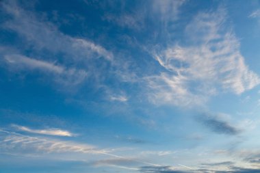 Bulutlarla dolu dramatik gökyüzü. Soyut arka plan