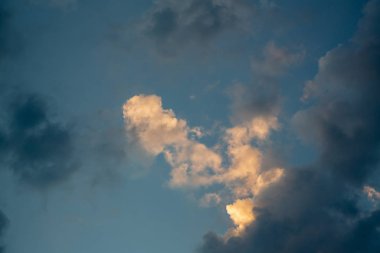 Bulutlarla dolu dramatik gökyüzü. Kümülüs bulutları ile karanlık gökyüzü