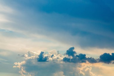 Bulutlarla dolu dramatik gökyüzü. Soyut arka plan