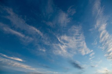 Bulutlarla dolu dramatik gökyüzü. Soyut arka plan