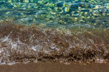 Deniz suyu, deniz suyu, okyanus suyu. Kıyıda deniz dalgaları. Deniz dalgasının su rengi. Akdeniz