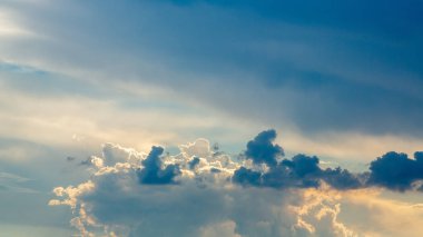 Bulutlarla dolu dramatik gökyüzü. Soyut arka plan