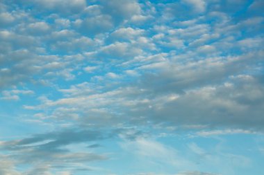 Bulutlarla dolu dramatik gökyüzü. Soyut arka plan