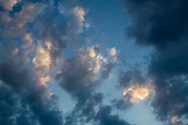 Céu Dramático Com Nuvens Céu Escuro Com Nuvens Cumulus — Fotografia de Stock