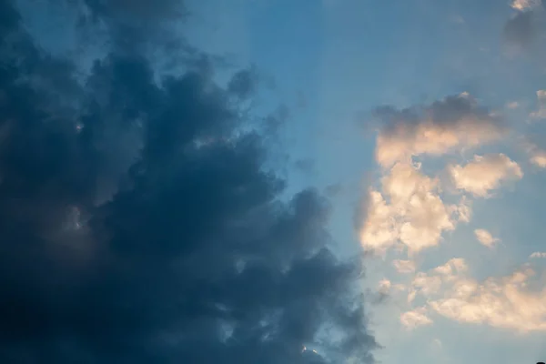 Céu Dramático Com Nuvens Céu Escuro Com Nuvens Cumulus — Fotografia de Stock