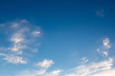 Bulutlarla dolu dramatik gökyüzü. Soyut arka plan