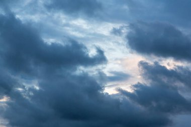 Bulutlarla dolu güzel mavi gökyüzü. Gökyüzü ve bulutlar ile doğal arka plan