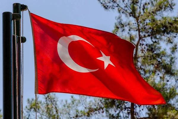 Narodowa Flaga Turcji Przeciw Niebem — Zdjęcie stockowe