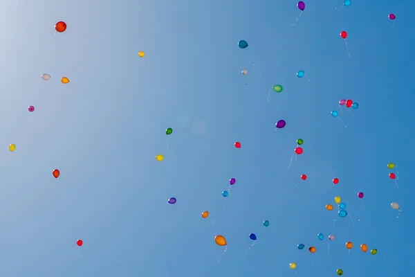 Palloncini Che Volano Nel Cielo Blu — Foto Stock