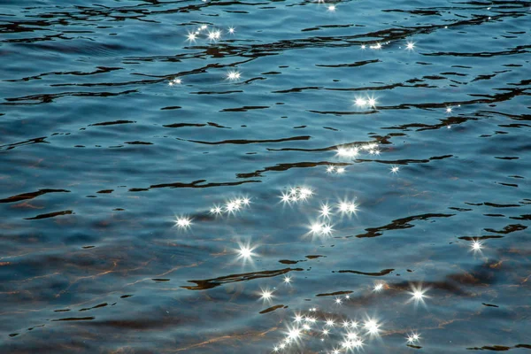 太陽は水の上に星の形でまぶしい 抽象的な背景 — ストック写真