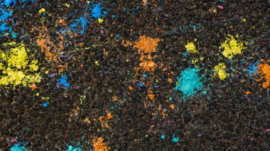 Renkli soyut arka plan. Koyu asfaltta renkli tebeşir lekeleri. Boşluğu kopyala.