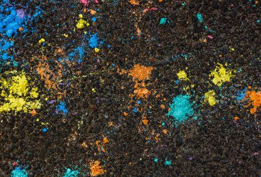 Renkli soyut arka plan. Koyu asfaltta renkli tebeşir lekeleri. Boşluğu kopyala.