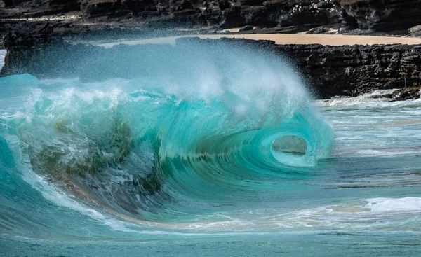 波の目は それがカールし 海岸にクラッシュするように — ストック写真