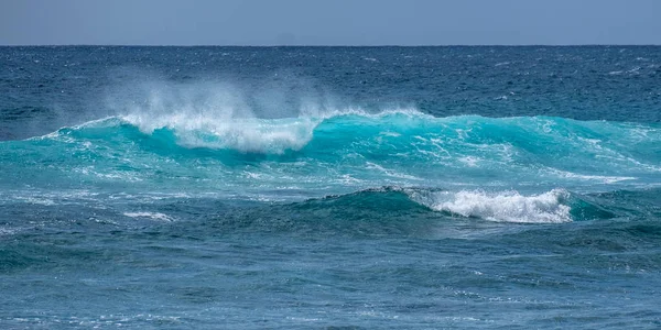 Doppie Onde Che Infrangono Una Spiaggia Sabbiosa Alle Hawaii — Foto Stock