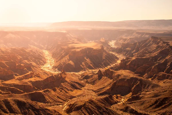 Ferro di cavallo curva nel Fish River Canyon nella calda giornata di sole, Namibia — Foto Stock