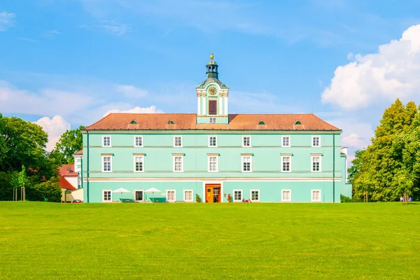 Green lawn in front of renaissance chateauin Dacice. Remodeled in the Baroque and Empire styles. Czech Republic — Stock Photo, Image