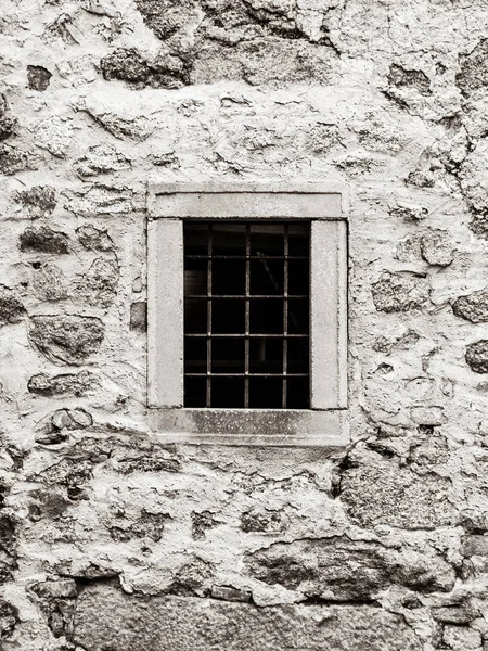 Vieja ventana de la cárcel con barras de metal oxidado. Imagen de estilo vintage —  Fotos de Stock