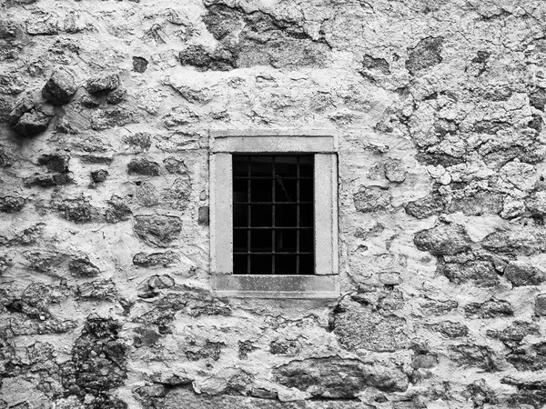 Velha janela da prisão com barras de metal enferrujado. Imagem estilo vintage — Fotografia de Stock