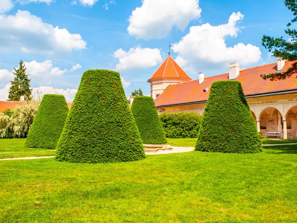 Jardín interior del castillo renacentista con césped recortado y árboles en el soleado día de verano. Telc, República Checa. Patrimonio de la Humanidad UNESCO — Foto de Stock