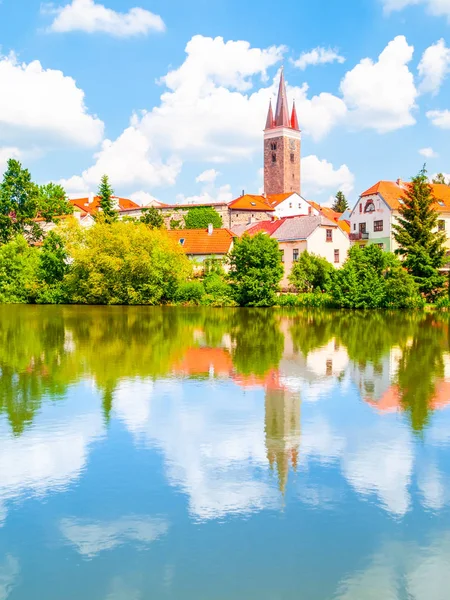 Torre di Chiesa dello Spirito Santo a Telc nella soleggiata giornata estiva riflessa nell'acqua, Repubblica Ceca — Foto Stock