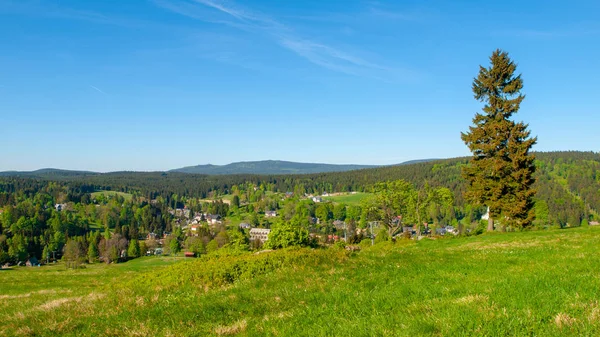 お山 Bedrichov、チェコ共和国からの夏の風景 — ストック写真