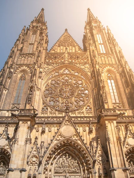 Front view of St. Vitus cathedral in Prague Castle, Prague, Czech Republic — Stock Photo, Image