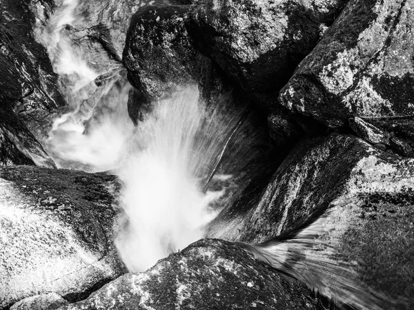 コケに覆われた石の間の小さなクリークの水のカスケード。長時間露光. — ストック写真