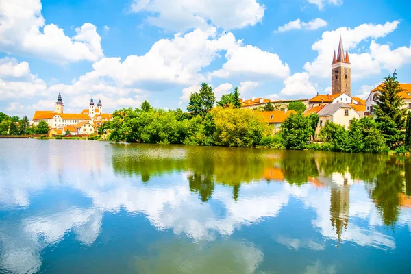 Vista panoramica del centro storico di Telc. Riflessione sull'acqua, Repubblica Ceca. Patrimonio Mondiale UNESCO . — Foto Stock