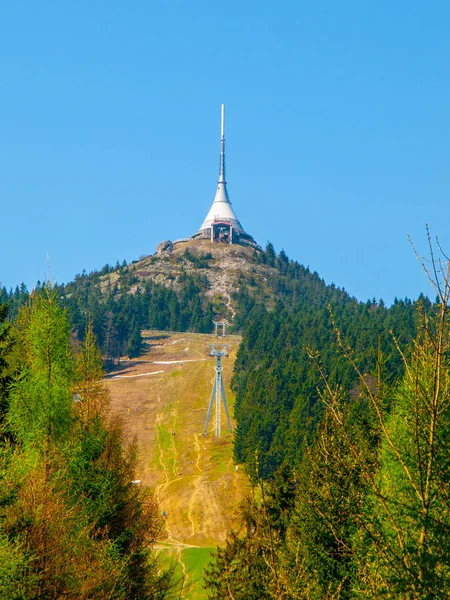 Ресторан - унікальний архітектурний будинок. Готель і телевізійний передавач на вершині гори Джастед (Ліберец, Чехія). — стокове фото