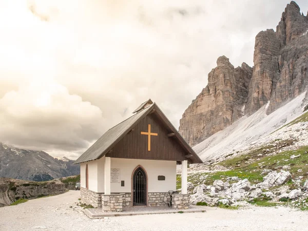 Pequeña capilla de montaña, Cappella degli Alpini, en Tre Cime di Lavaredo, Dolomitas, Italia —  Fotos de Stock