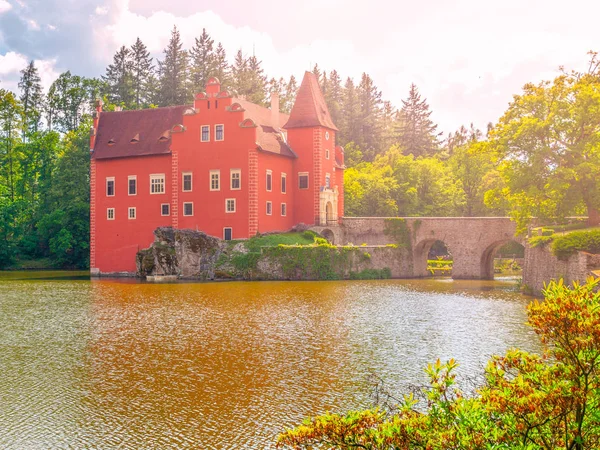 Castello rinascimentale di Cervena Lhota nella Boemia meridionale, Repubblica Ceca. Idilliaco e pittoresco castello delle fiabe sulla piccola isola riflessa nel romantico lago — Foto Stock