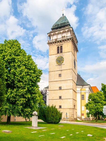 Église du Saint-Laurent et monument au cube de sucre, Dacice, République tchèque — Photo