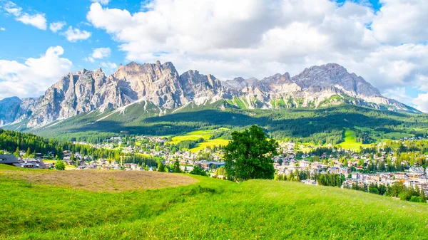 Panorama de Cortina dAmpezzo con prados verdes y picos alpinos en el fondo. Dolomitas, Italia . —  Fotos de Stock
