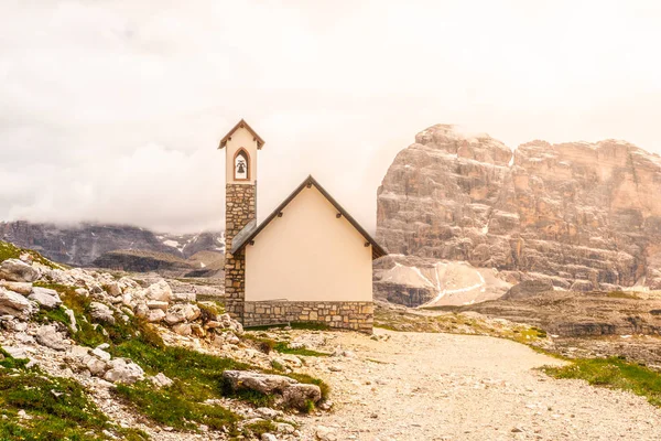 Pequeña capilla de montaña, Cappella degli Alpini, en Tre Cime di Lavaredo, Dolomitas, Italia —  Fotos de Stock