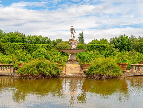 Fountain Ocean с парковым прудом в Boboli Gardens, Флоренция, Италия — стоковое фото