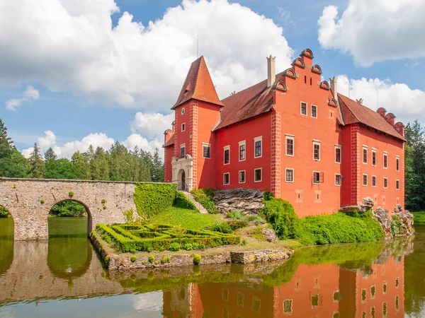 Castelo renascentista Cervena Lhota no sul da Boêmia, República Tcheca. Castelo de conto de fadas idílico e pitoresco na pequena ilha refletida no lago romântico — Fotografia de Stock