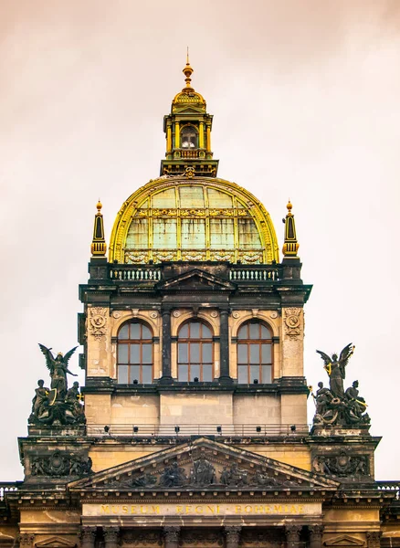 Gedetailleerde weergave van de centrale koepel van Nationaal Museum in Praag, Tsjechië — Stockfoto