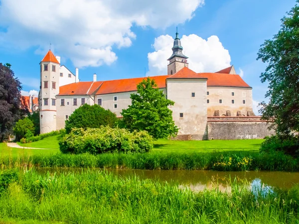 Telc kasteel. Uitzicht vanaf kasteelpark, Tsjechië. — Stockfoto