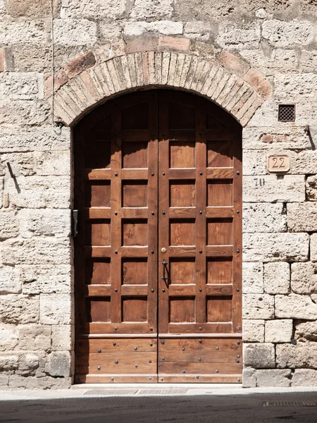 Puerta de madera marrón vieja en calle medieval —  Fotos de Stock