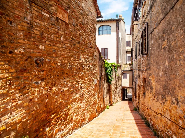 Festői középkori keskeny utcán, a San Gimignano régi város, Toszkána, Olaszország — Stock Fotó