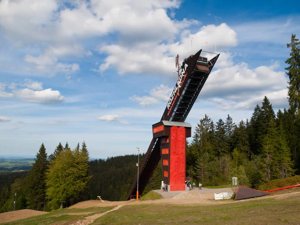 Torre de vigia Zadov - antigo salto de esqui nas Montanhas Sumava, República Checa — Fotografia de Stock