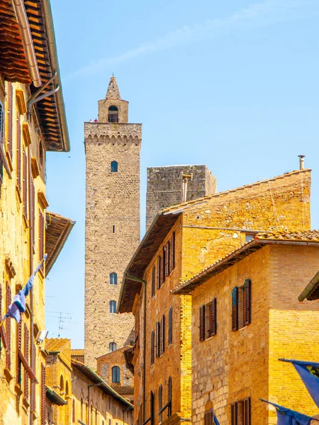 Torre Grossa, Big Tower. Bottom view from medieval streets of San Gimignano, Italy. — Stock Photo, Image