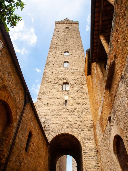 Torre Grossa, velké věže. Pohled zdola od středověkých uliček San Gimignano, Itálie. — Stock fotografie