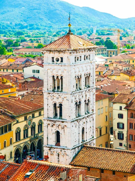 Campanario de San Michele en Foro Basílica de Lucca, Toscana, Italia — Foto de Stock