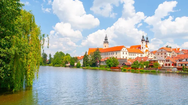 Telc Panorama. Riflessione dell'acqua delle case e del castello di Telc, Repubblica Ceca. Patrimonio Mondiale UNESCO — Foto Stock