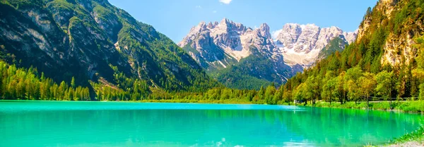 Acque turchesi del Lago di Landro, Durrensee e bellissime montagne delle Dolomiti — Foto Stock