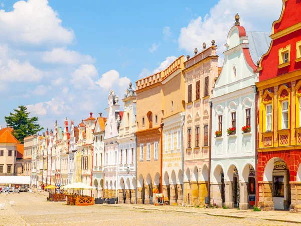 Telc, Tsjechië - 31 mei, 2018: Zachary van Hradec plein. Centrale plein met kleurrijke renaisance huizen in Telc, Tsjechië — Stockfoto