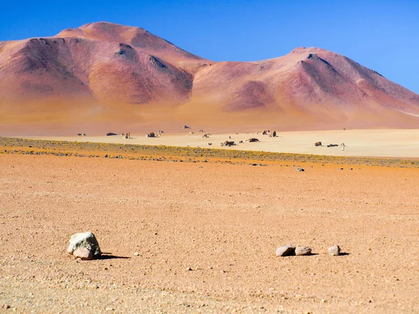 Deserto roccioso di altipiano andino. Salvator Dali deserto nel Parco Nazionale di Eduardo Avaroa, Bolivia, Sud America — Foto Stock